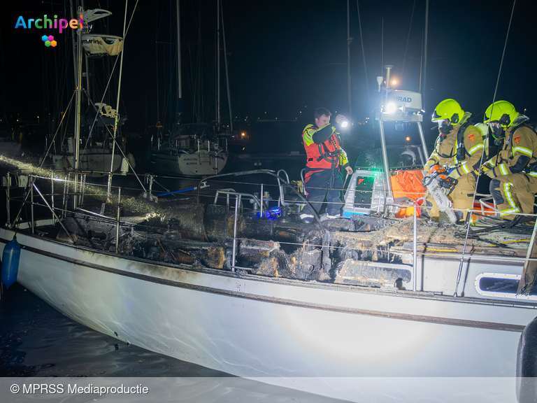 Foto behorende bij Brand verwoest zeiljacht in jachthaven Stellendam